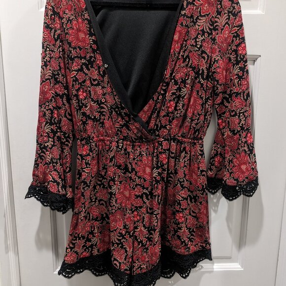 Chelsea & Violet Women's Black & Red Floral Printed Romper Size M - Picture 1 of 5